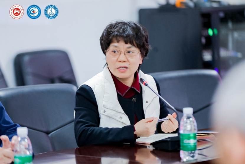 图片包含 人, 桌子, 室内, 女人 AI 生成的内容可能不正确。 图片包含 人, 桌子, 室内, 女人 AI 生成的内容可能不正确。