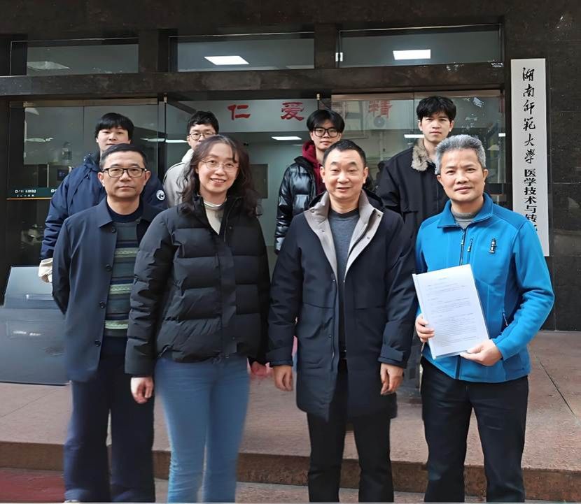 一群人站在一起合影 AI 生成的内容可能不正确。 一群人站在一起合影 AI 生成的内容可能不正确。