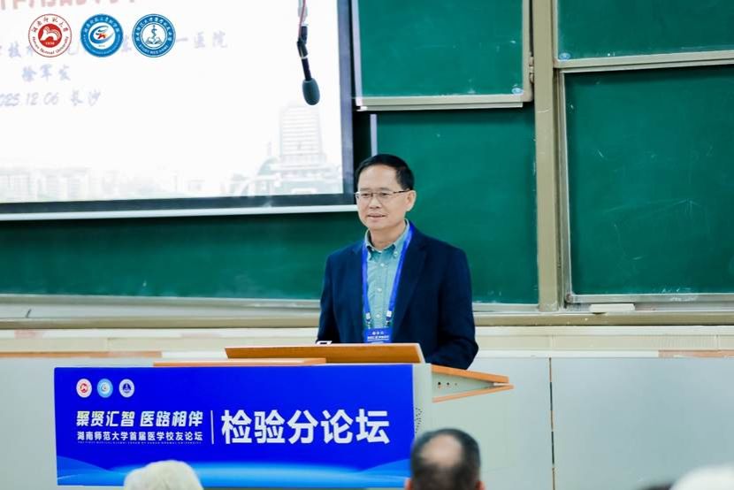 男人的照片上写着字 AI 生成的内容可能不正确。 男人的照片上写着字 AI 生成的内容可能不正确。