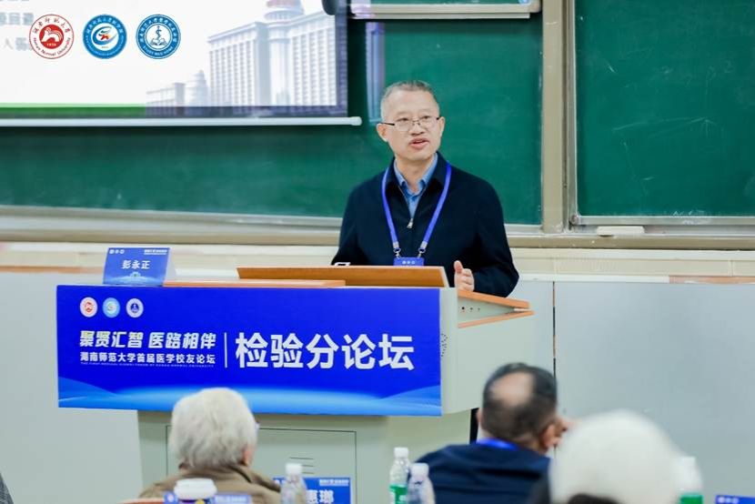 人们在看台上的人在电视前 AI 生成的内容可能不正确。 人们在看台上的人在电视前 AI 生成的内容可能不正确。