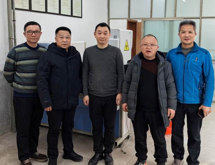 一群人站在一起 AI 生成的内容可能不正确。 一群人站在一起 AI 生成的内容可能不正确。